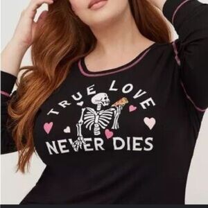 Torrid Lovesick Black Joggers with White Heart and Skull pants 0 plus tee